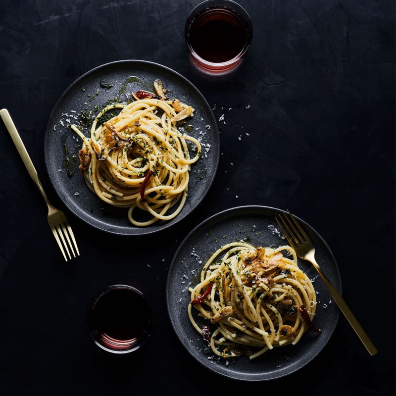 Bucatini with Garlic, Anchovies and Chile 