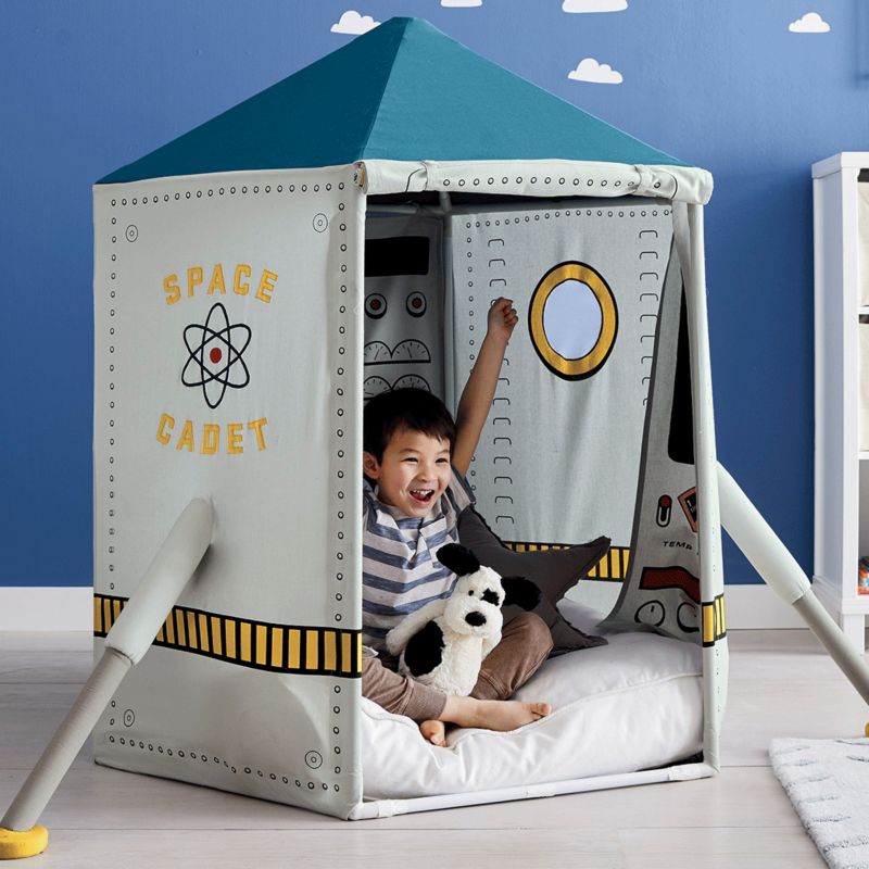 Kids in space ship playhouse