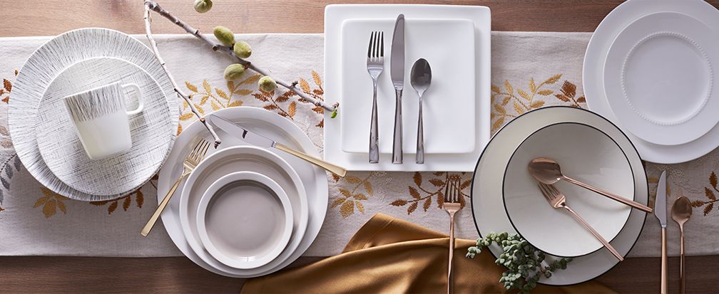 Christmas Table Setting : Christmas Table Setting Etiquette : If you don't have very many christmas decorations tucked away, start with a few simple items, such as real glasses in lieu of plastic.